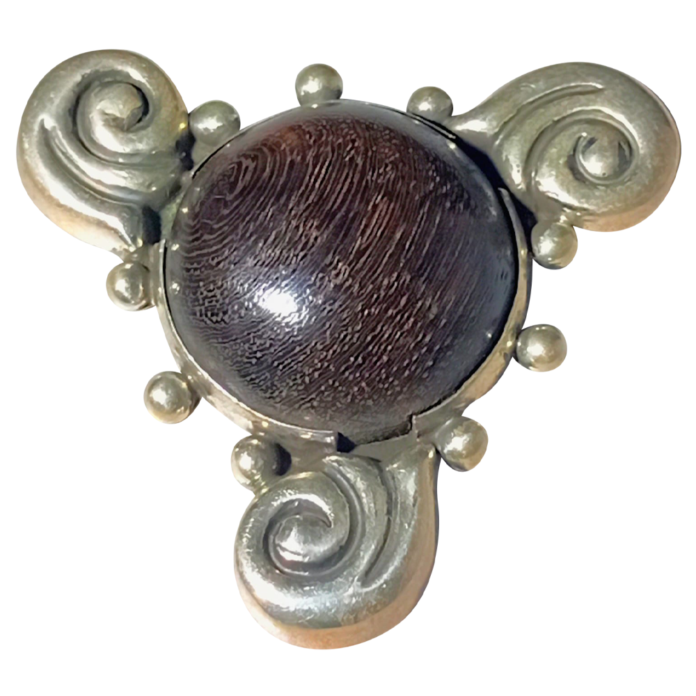Broche de madera con forma de molinillo