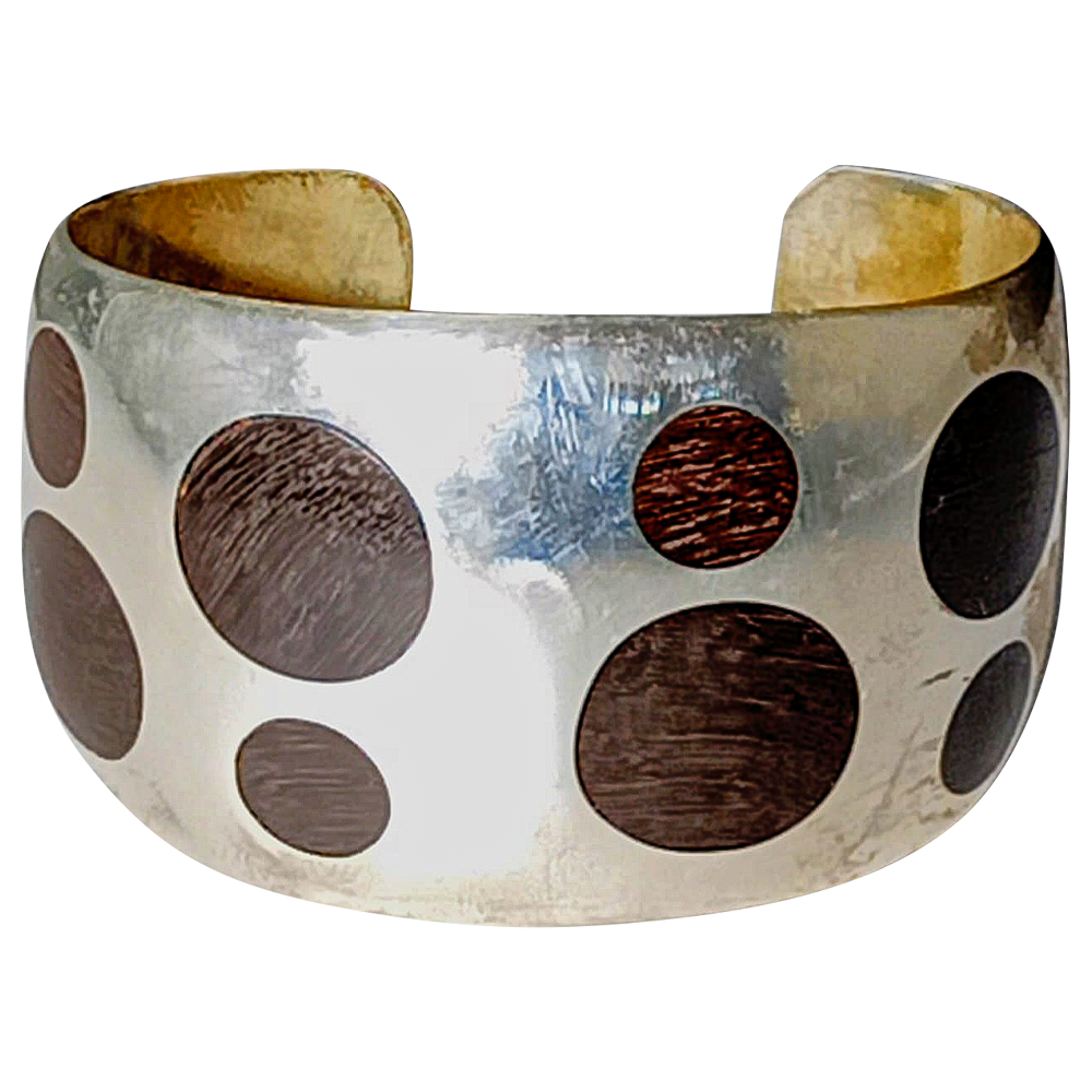 Pulsera brazalete con detalles de madera