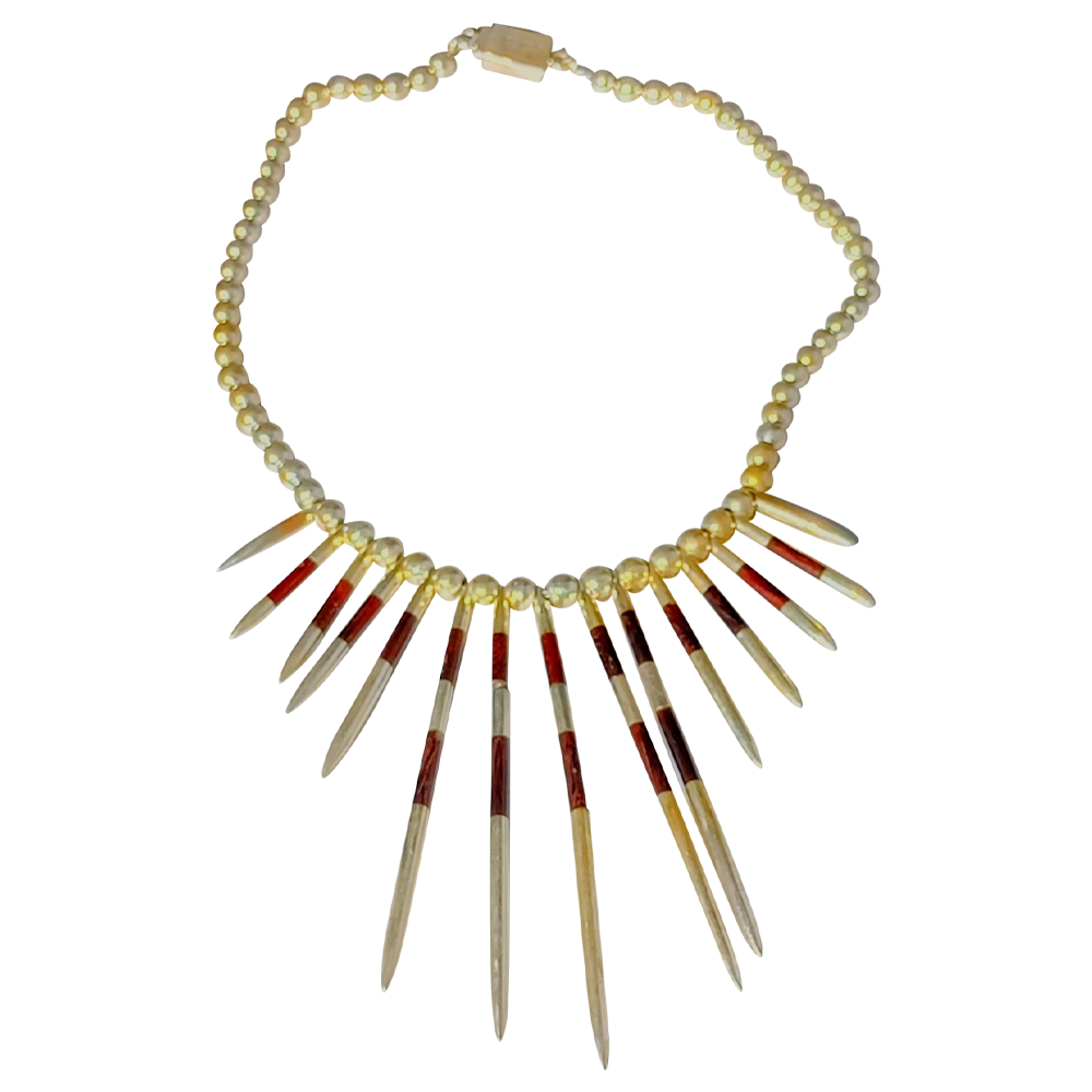 Collar con detalles de madera