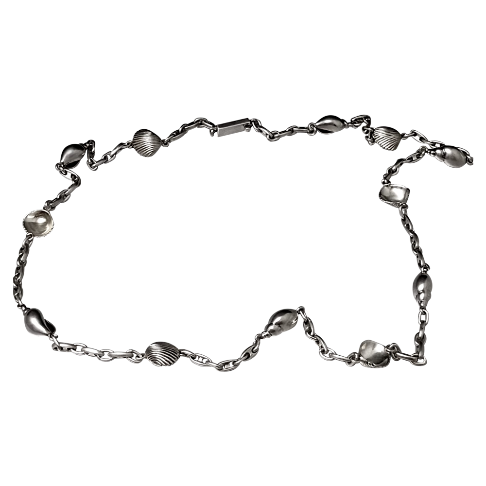 Collar con forma de concha marina