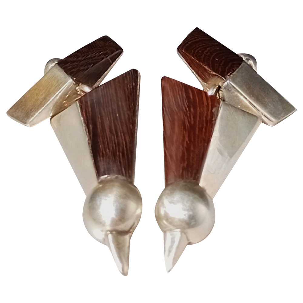 Pendientes de madera puntiagudos