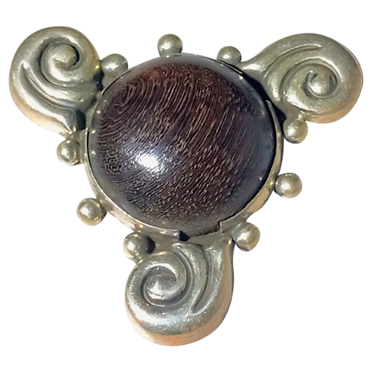 Broche de madera con forma de molinillo