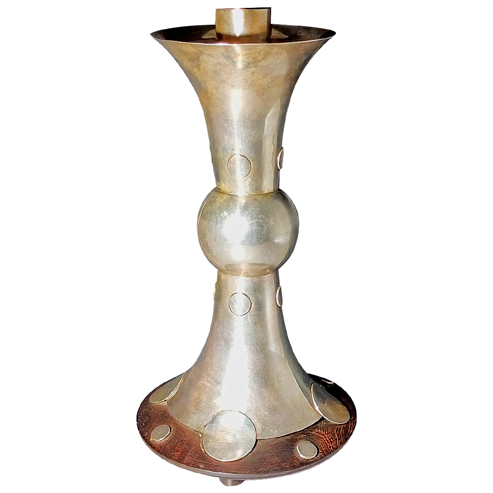 Candelabro con detalles de madera