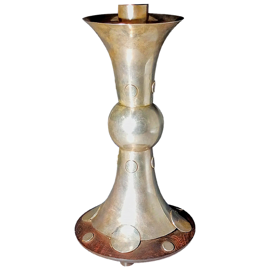 Candelabro con detalles de madera