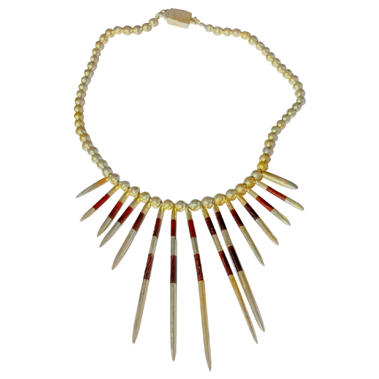 Collar con detalles de madera