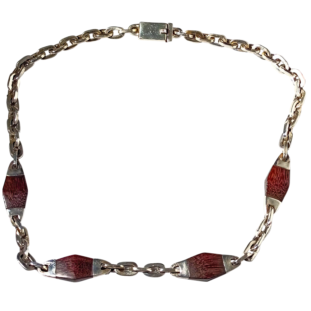 Collar de madera con rombos enlazados