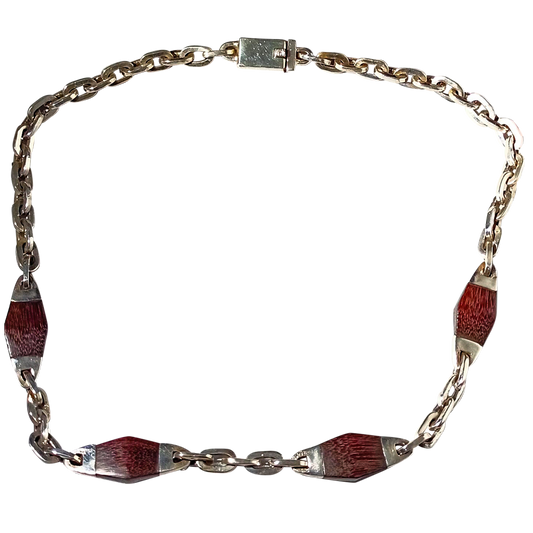 Collar de madera con rombos enlazados